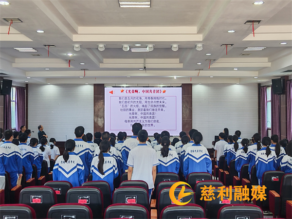 学唱团歌.jpg