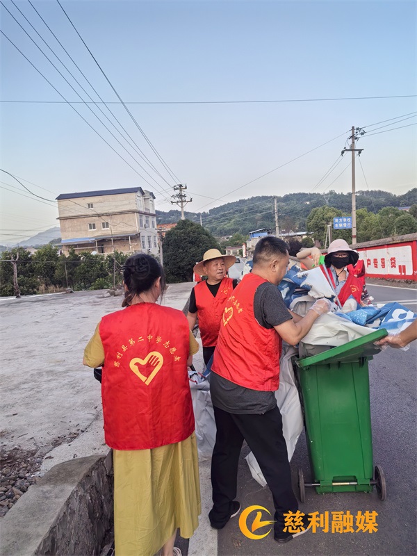 清理沿河垃片段三.jpg