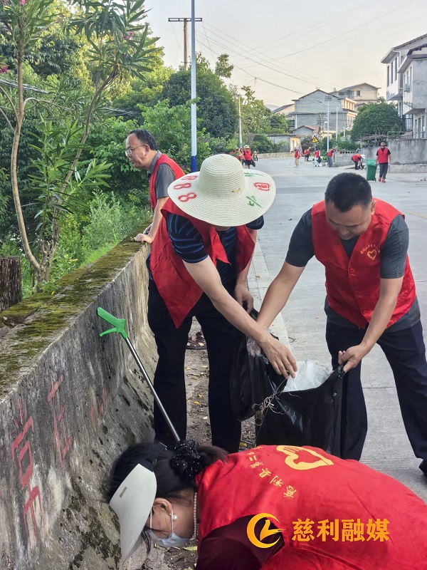 清理沿河垃圾片段一.jpg
