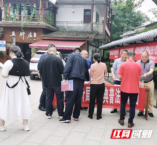 发放资料.jpg