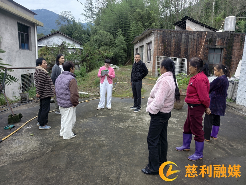 10.19 长潭河村支村两委在7组处理调解地界问题.jpg 10.19 长潭河村支村两委在7组处理调解地界问题.jpg