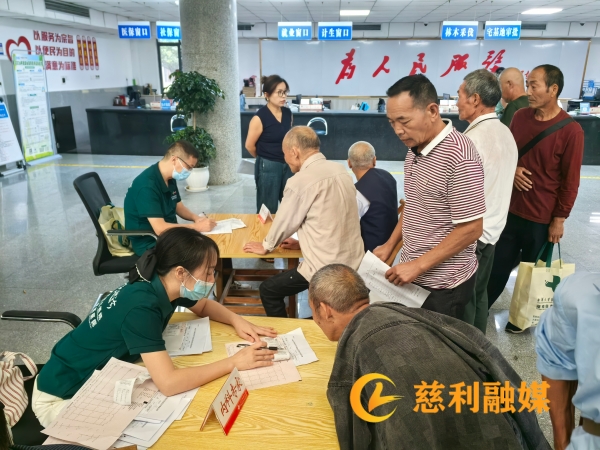 坐诊.jpg 坐诊.jpg