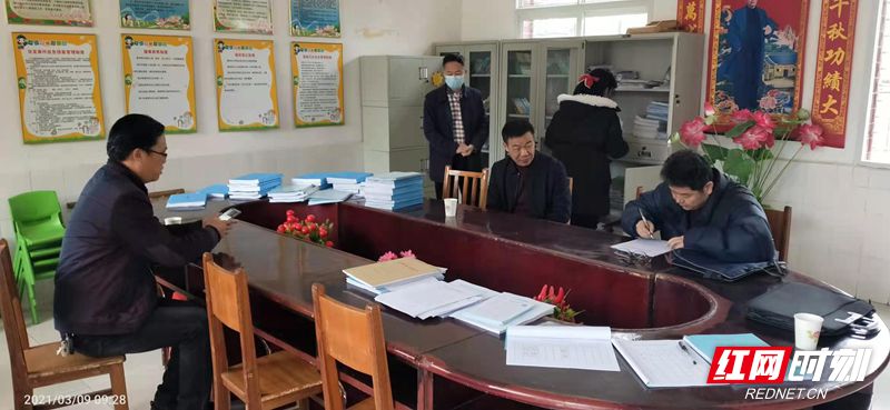市教育局来中心幼儿园检查开学工作（3.9）_副本.jpg