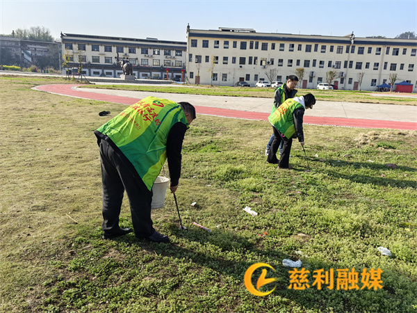 0319廖书记捡垃圾.jpg
