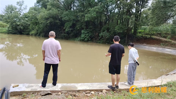 0622镇长看水库.jpg