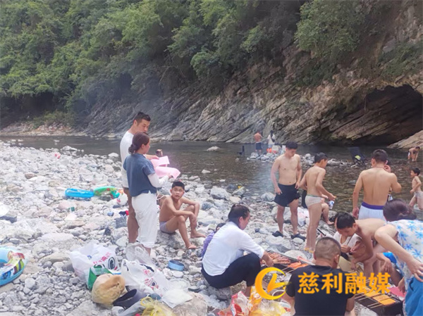 0805防溺水河边宣传.jpg