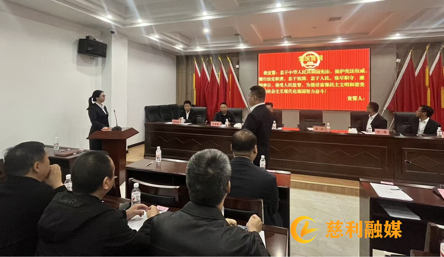 宪法宣誓场景.jpg 宪法宣誓场景.jpg