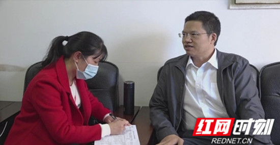 县长参加人普登记.jpg