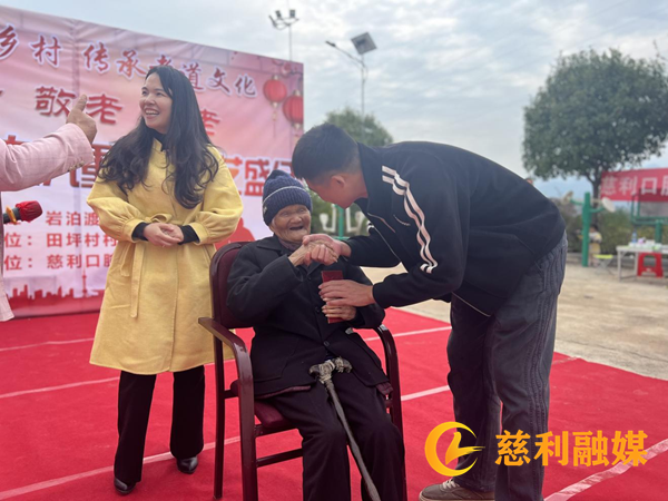 岩泊渡镇田坪村：孝老温情暖山村 文艺盛宴绘画卷5_慈利.png