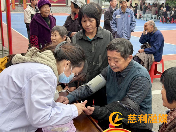 岩泊渡镇双溪村：多彩活动庆重阳 敬老爱老暖人心4_慈利.png