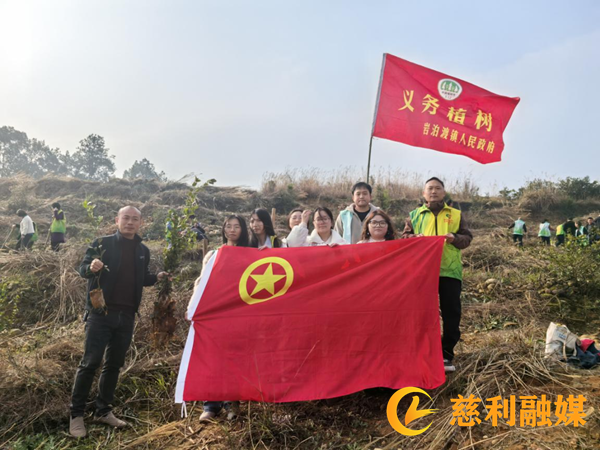 岩泊渡镇：助力油茶产业发展 岩泊渡镇青年在行动1_慈利.png