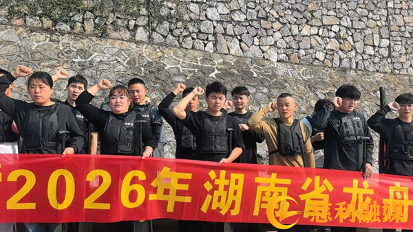 岩泊渡镇：龙舟登江启征程，挥桨备战向赛场慈利.png