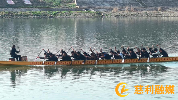 岩泊渡镇：龙舟登江启征程，挥桨备战向赛场2慈利.png
