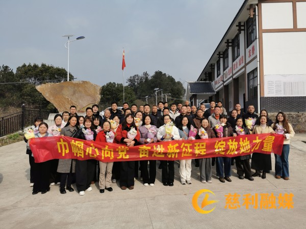 岩泊渡镇：温泉踏春庆三八 巾帼聚力绽芳华.png