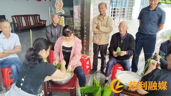 岩泊渡镇行溪村:巧手包粽传浓情 密切党群鱼水情_慈利.jpg 岩泊渡镇行溪村:巧手包粽传浓情 密切党群鱼水情_慈利.jpg
