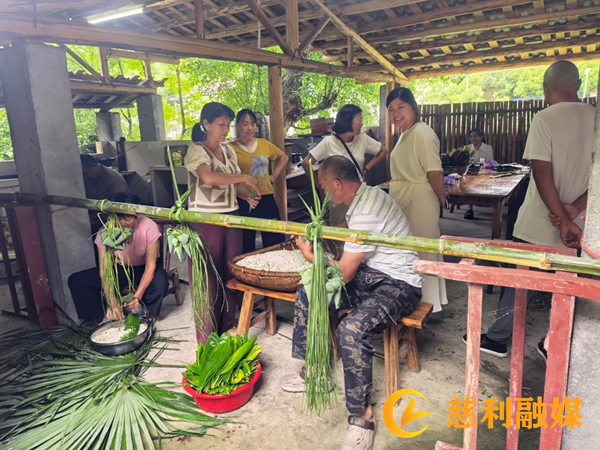 岩泊渡镇杨家桥村:党群服务中心粽香浓 一枚翠粽串起干群“同心结”_慈利.png 岩泊渡镇杨家桥村:党群服务中心粽香浓 一枚翠粽串起干群“同心结”_慈利.png