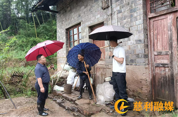 岩泊渡镇：防汛一线践初心 转移群众护民安1_慈利.png