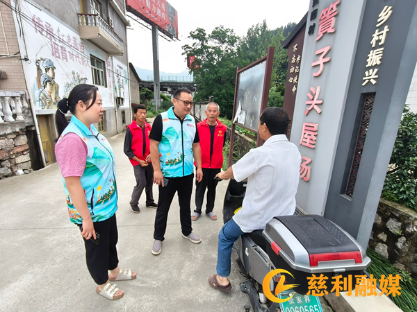 岩泊渡镇篢市村：党群服务中心引领交通劝导 红色力量守护赶集平安路1_慈利.png