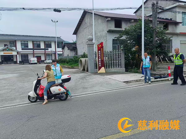 岩泊渡镇廖家村：党群服务中心阵地前移 交通劝导守护赶集“平安路”_慈利.png