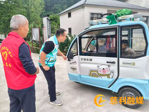 岩泊渡镇篢市村：党群服务中心引领交通劝导 红色力量守护赶集平安路2_慈利.png
