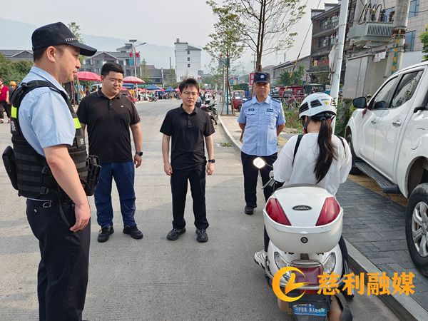 岩泊渡镇开展道路交通安全专项整治行动 全力守护群众平安出行1_慈利.jpg