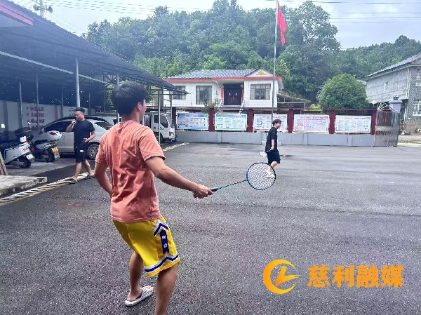 羽毛球.jpg 羽毛球.jpg