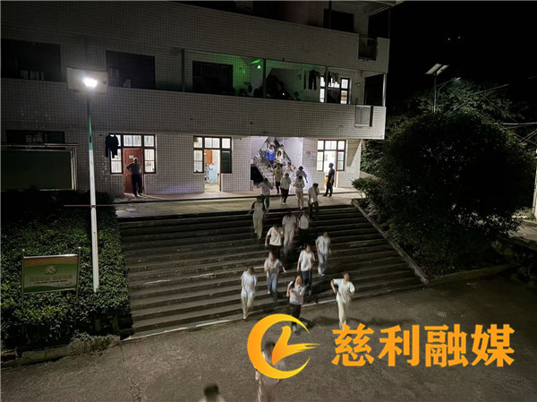 aacfe1ffe453d2cb81b73a7ffc70559e.jpg