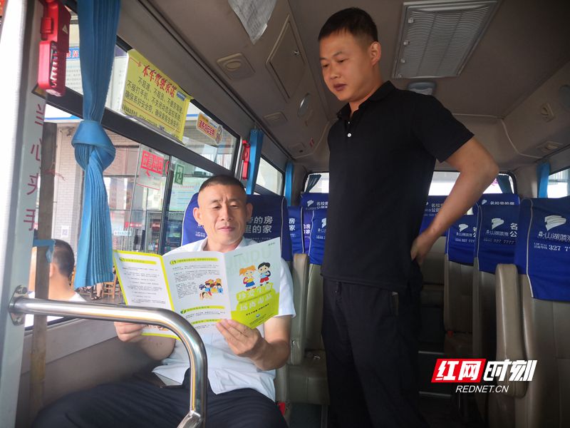 在车站向过往乘客宣传.jpg