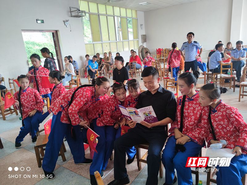 在学校向小朋友们讲解禁毒知识.jpg
