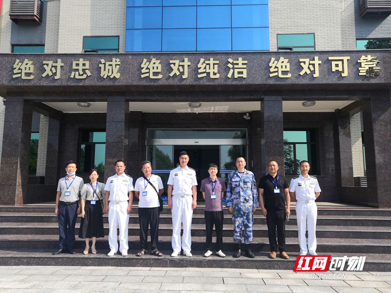 与驻慈海军部队官兵合影留念为驻慈海军部队送去慰问物资慰问中,慈利