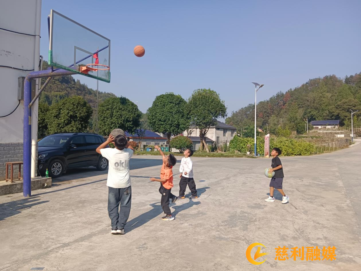 双中村篮球场孩子.png