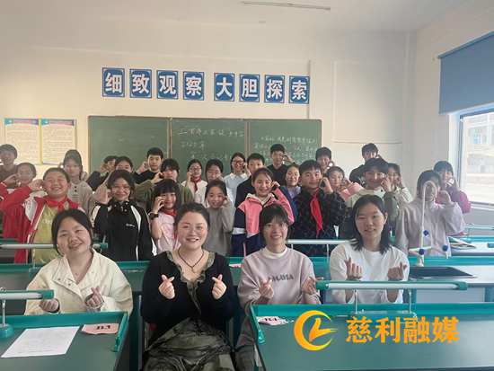 小记者.jpg 小记者.jpg