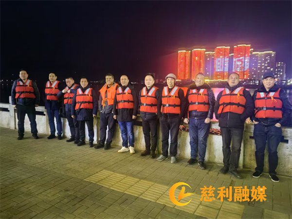 河边照片.jpg