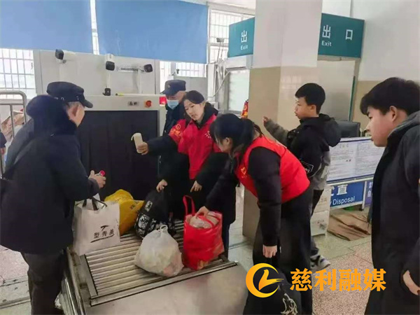 火车站志愿者.jpg