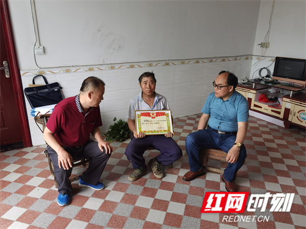 走访慰问现场.jpg 走访慰问现场.jpg