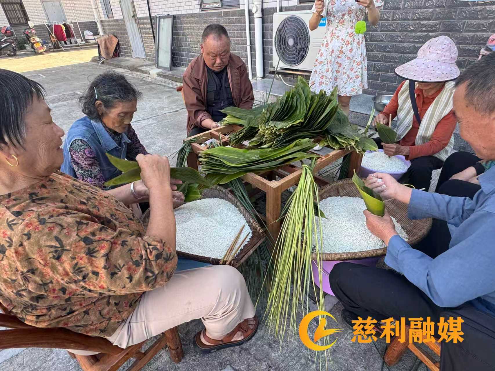 包粽子.jpg 包粽子.jpg