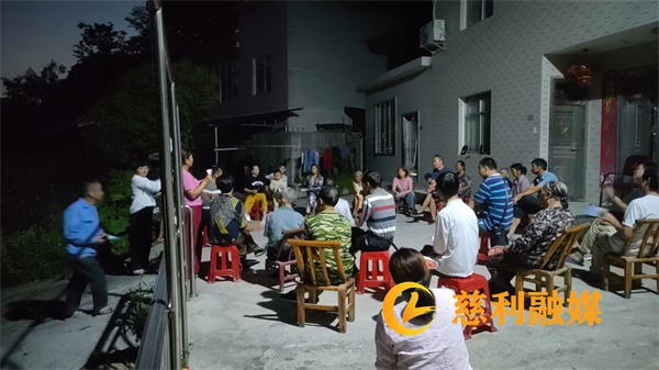 伏龙村屋场会1.jpg