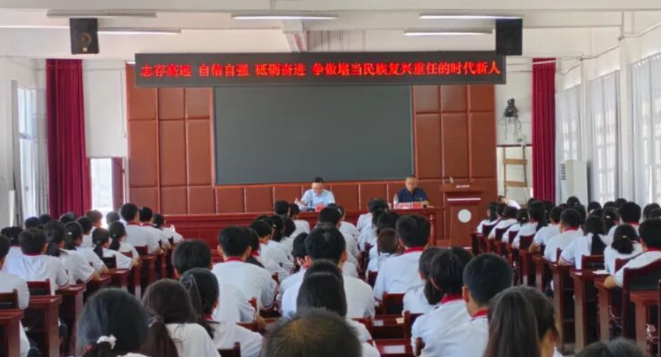 朱爱民走进慈利三中讲授思政课
