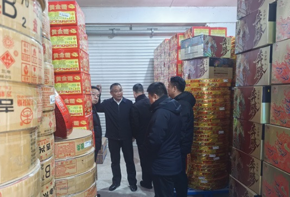 雷霆行动！慈利县应急管理局查处一烟花 爆竹非法储存点