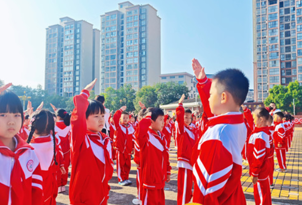 金慈实验小学：火红队旗迎风展 少年逐梦启新程