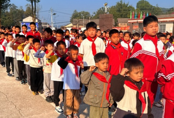 高举队旗跟党走 少年接力新长征——通津铺镇中心完小举行新队员入队仪式