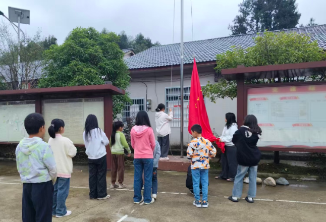 金岩土家族乡落丰村：党群服务中心升国旗 山村少年歌声颂祖国