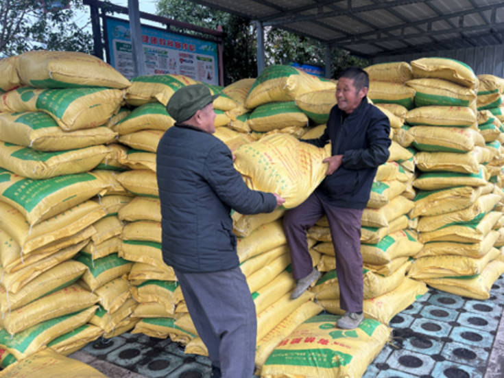 沃土提质助农增收 金慈街道凤凰村免费发放有机肥暖民心