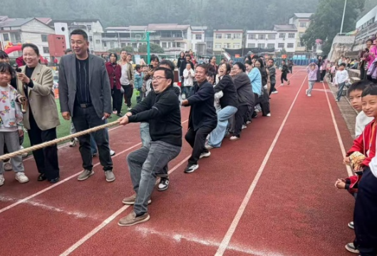 慈利县龙潭河镇中学：聚力拔河赛 同心展风采