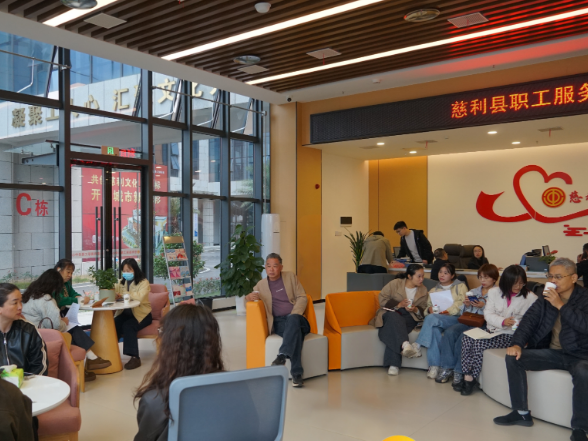 下沉驿站 服务直达——慈利县总工会“当一天站长”活动见闻