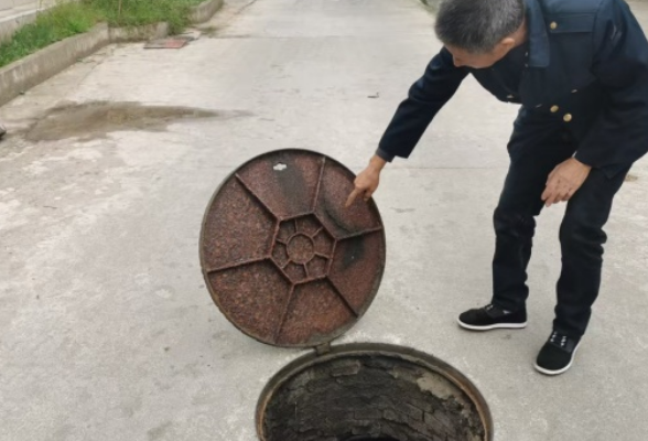 零阳街道双安社区：小井盖大民生 守护居民出行路
