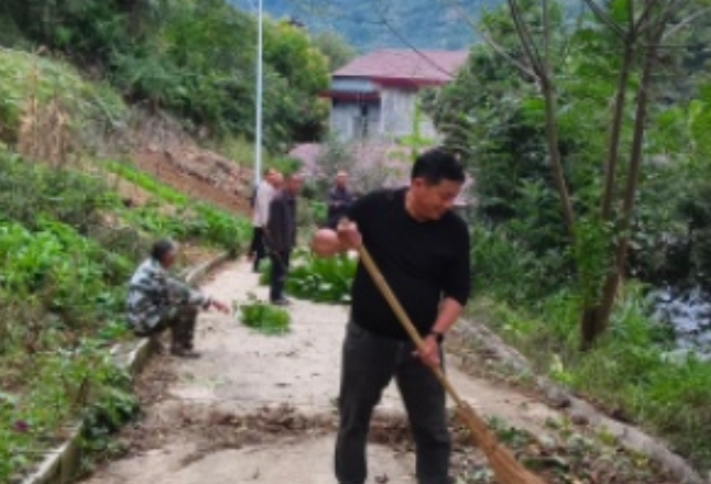 流动党员归乡践初心 乡村小道旧貌换新颜 -——苗市镇栗树村党员带头开展人居环境整治