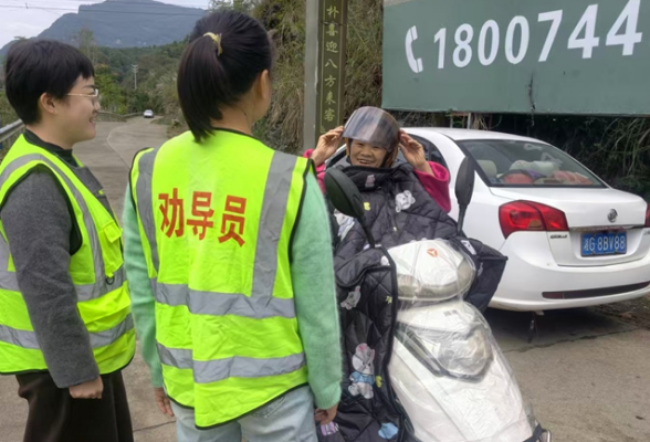 金慈街道长潭河村：交通劝导护平安 文明出行暖民心