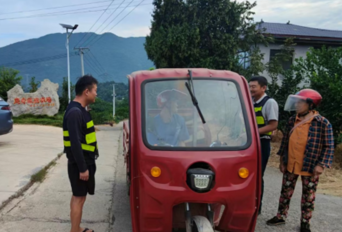 杨柳铺乡荷叶村： 开展道路安全劝导 筑牢乡村出行安全防线