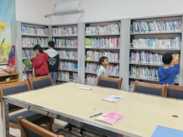 杨柳铺乡申中村：农家书屋书香浓 童心阅读庆国庆